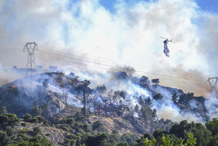 Un incendio forestal de gran magnitud que comenzó este lunes en la comuna de Les Pennes-Mirabeau, al norte de Marsella, se descontroló en cuestión de horas.
