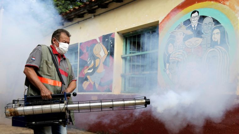 Un trabajador de salud participa en un operativo de fumigación para prevenir el dengue en San Lorenzo, Paraguay, 12 de febrero de 2020.