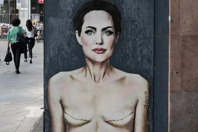 MDZol | Ámate a ti misma, mural de Alexsandro Palombo en el que retrató a Angelina Jolie mostrando los signos de una mastectomía en el Día Mundial contra el Cáncer de Mama. Piazza San Babila, Milán, mayo de 2023. Foto: GETTY IMAGES