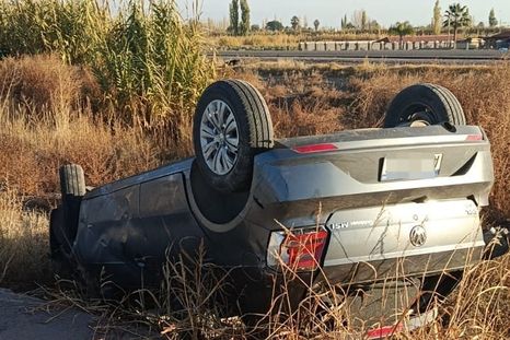 El vuelco se dio en el Acceso Este, en Maipú. El vuelco se dio en el Acceso Este, en Maipú.