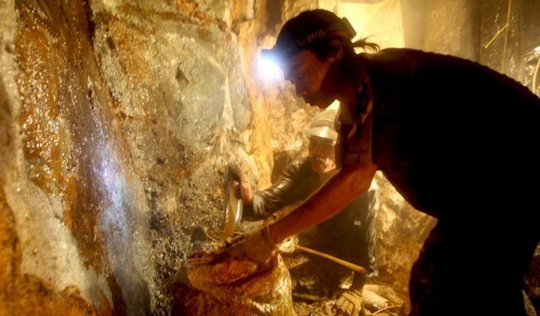 En Venezuela, las personas que trabajan en minas de oro corren enormes riesgos. Foto Efe En Venezuela, las personas que trabajan en minas de oro corren enormes riesgos. Foto Efe