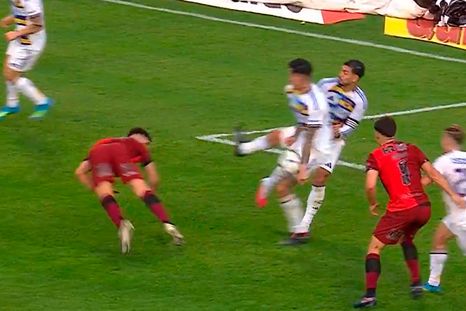 Newells reclamó un penal ante Boca por mano de Di Lollo, pero no se sancionó nada. Newells reclamó un penal ante Boca por mano de Di Lollo, pero no se sancionó nada.
