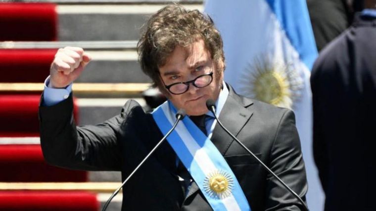 Javier Milei anunció por cadena nacional que logró superávits gemelos en el primer trimestre 2024, pero algunos analistas presentan otro panorama. Foto: GETTY IMAGES