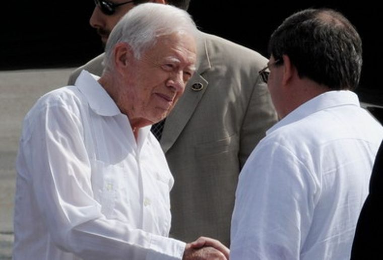 Jimmy Carter es recibido por el canciller cubano Bruno Rodríguez. Foto: AFP