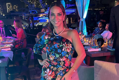 adamari lopez presume sus curvas con un osado vestido blanco de espalda descubierta