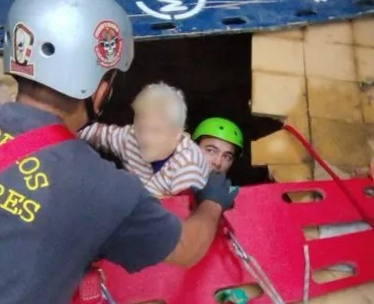 Una jubilada de 86 años fue rescatada por personal de Bomberos, luego de caer en un pozo de aproximadamente cuatro metros dentro de su vivienda,