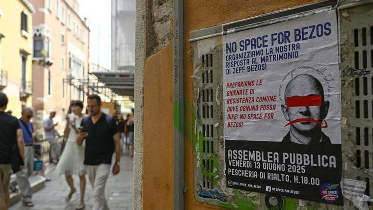 Los manifestantes protestaron bajo el lema: "No hay espacio para Bezos".