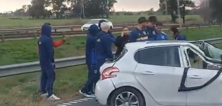 El futbolista debió ser trasladado a un centro de salud.