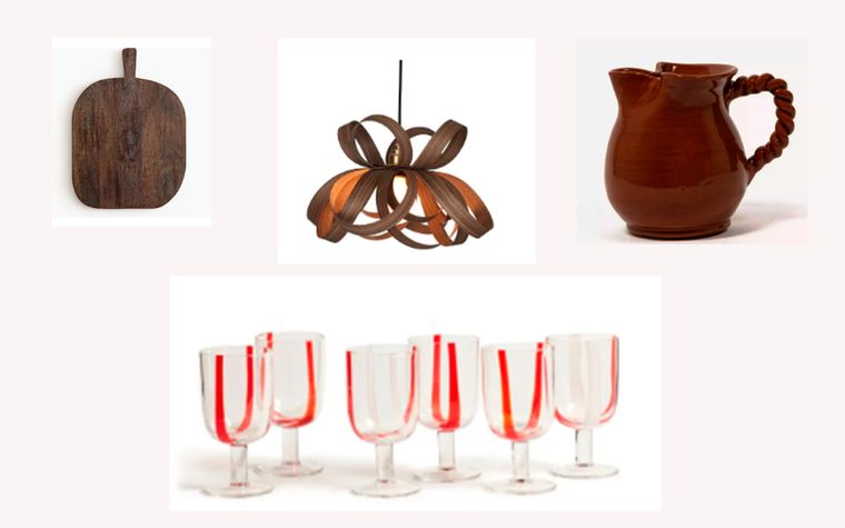 Look artesanal y moderno en una tabla de cortar de madera, una pequeña lámpara colgante de nogal, un jarrón y copas de vino. Créditos: Oka, HyM, Heals y Liberty. Look artesanal y moderno en una tabla de cortar de madera, una pequeña lámpara colgante de nogal, un jarrón y copas de vino. Créditos: Oka, HyM, Heals y Liberty.