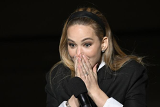 Jennifer Lawrence vivió un no muy grave accidente de vestuario en una gala de Dior. Foto: AP - Univisión