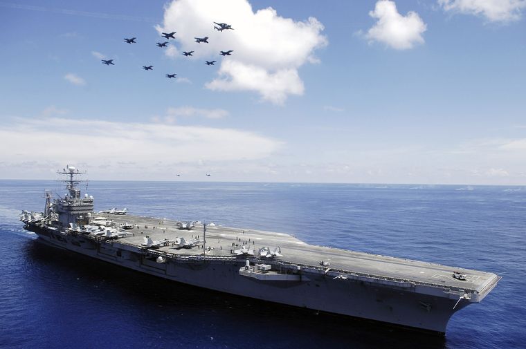 El portaaviones USS Abraham Lincoln se encamina al Mar Arábigo en medio del refuerzo militar de Estados Unidos en Oriente Medio. El portaaviones USS Abraham Lincoln se encamina al Mar Arábigo en medio del refuerzo militar de Estados Unidos en Oriente Medio.