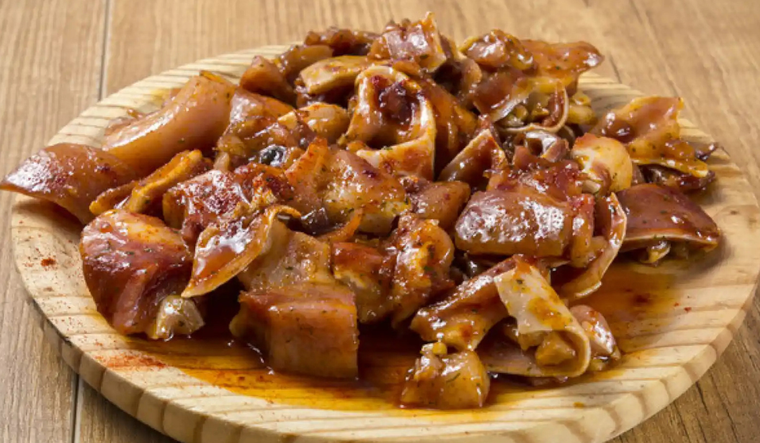 Esta receta tiene gran popularidad en la gastronomía madrileña y suele encontrarse en bares tradicionales. Esta receta tiene gran popularidad en la gastronomía madrileña y suele encontrarse en bares tradicionales.