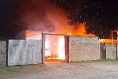 Cientos de vecinos de Santa Elena atentaron contra la vivienda y la funeraria del supuesto abusador tras la viralización de un video en redes. Foto: X de Entre Ríos Ya