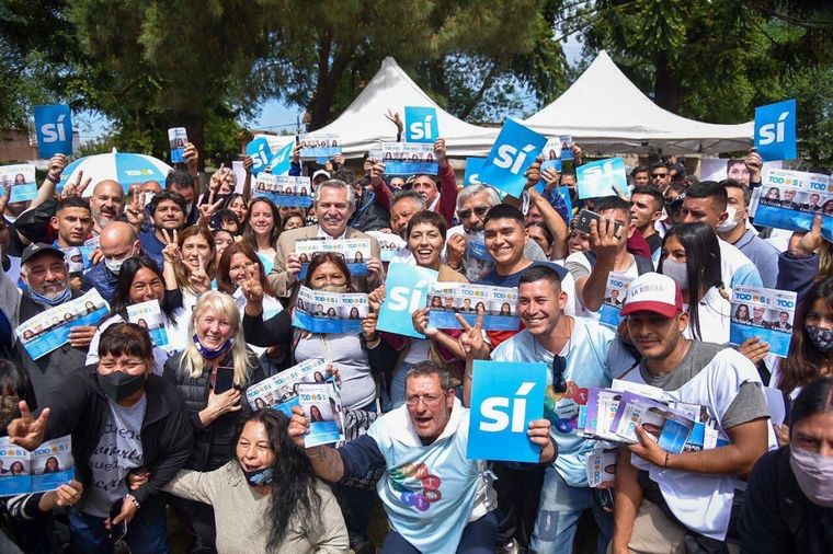Alberto Fernández en Quilmes junto a la intendenta Mayra Mendoza y militantes del Frente de Todos