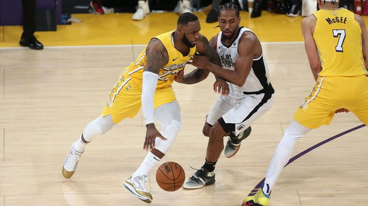 LeBron James y Kawhi Leonard. EFE Foto: EFE