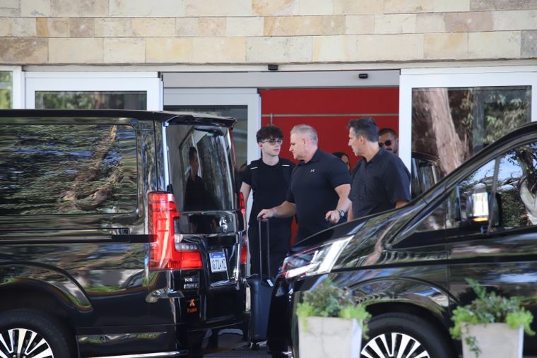 Imágenes exclusivas de la llegada del cantante al país. Imágenes exclusivas de la llegada del cantante al país.