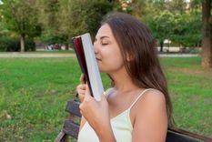 ¿Disfrutas del aroma de un libro? Foto: GETTY IMAGES Foto: GETTY IMAGES