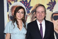 Victoria Jones junto a su padre, Tommy Lee Jones.&nbsp;