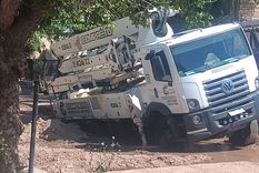 otro camion se cayo en un socavon: los vecinos de las heras denunciaron el accidente otro camion se cayo en un socavon: los vecinos de las heras denunciaron el accidente