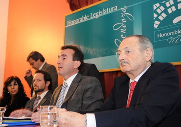 Francisco Pérez y Eduardo Frigerio tuvieron la misión de defender el convenio. Foto: Gerardo Gómez / MDZ