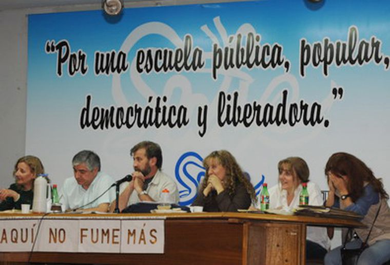 Cristina Raso, a la izquierda del titular del SUTE, Eduardo Franchino durante el último plenario. Foto: Ivana Gonzalez / MDZ