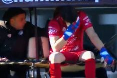 El exarquero de Godoy Cruz se retiró del partido en el carrito sanitario y con serias muestras de dolor.