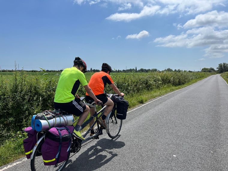 Recorrer Europa llevando un mensaje de paz. Recorrer Europa llevando un mensaje de paz.