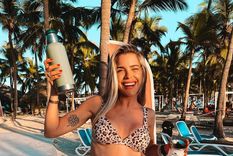 la llamativa tendencia que delfi ferrari elige para la playa