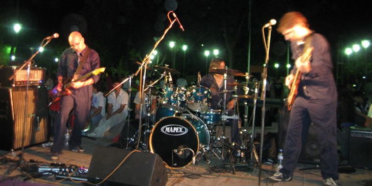 La banda local Cecilia Krill Contesta.