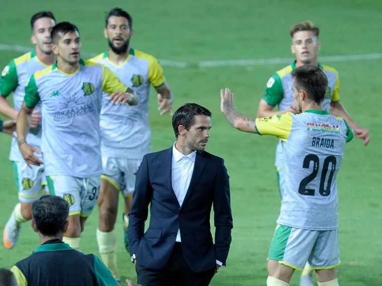 El presidente de Aldosivi dijo que Gago y Palermo lo dejaron en banda.