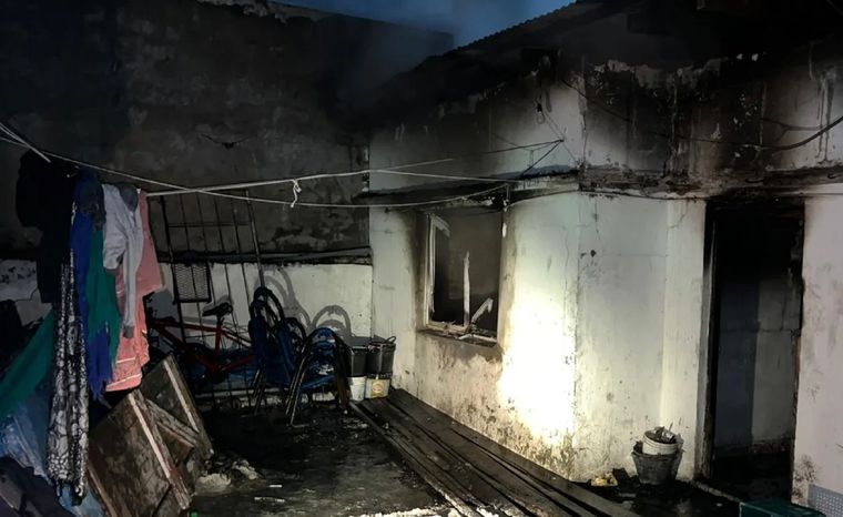 Un niño de 7 años murió en un incendio en su casa de Los Hornos, en La Plata 