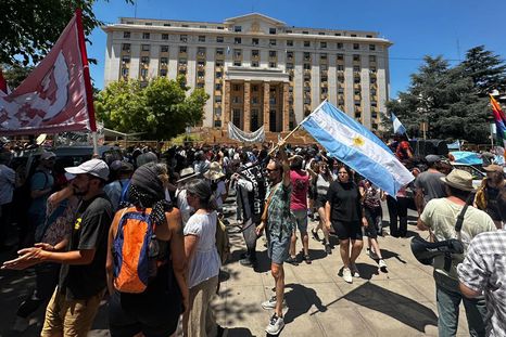 la marcha antiminera llego a casa de gobierno y pidieron derogar los proyectos aprobados la marcha antiminera llego a casa de gobierno y pidieron derogar los proyectos aprobados