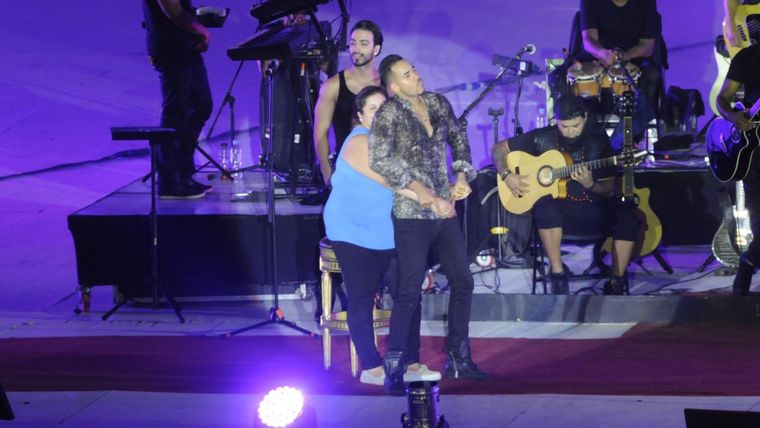 Romeo Santos invitó a una mujer a subir al escenario en la tercera repetición de la Fiesta Nacional de la Vendimia 2015. Foto: archivo MDZ