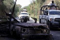 Foto: REUTERS. Al menos dos autos fueron detonados en Tula mientras el penal era atacado para liberar a los presos.