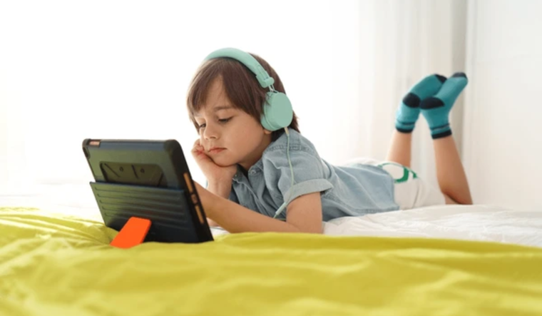 Este Día de la Niñez puede ser el mejor momento para alejar, al menos por un rato, a niños y adolescentes de las pantallas. Foto: Shutterstock