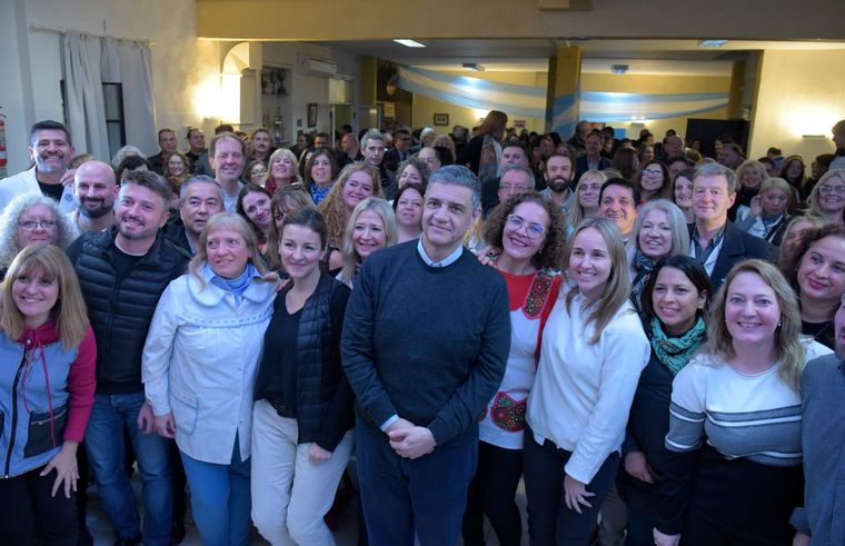 Docentes. Jorge Macri con directores de escuelas junto a Clara Muzzio y Soledad Acuña. Foto: prensa Jorge Macri.