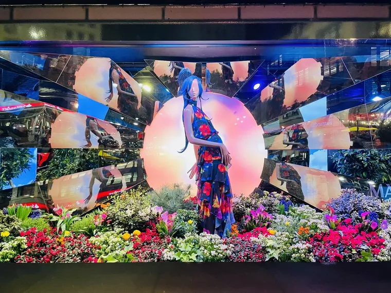 Flower Show: vidriera para la famosa tienda Macy's. New York (2025). Flower Show: vidriera para la famosa tienda Macy's. New York (2025).