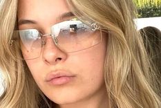 Manuela Sanz causó furor en las redes con un provocativo traje de baño color naranja.