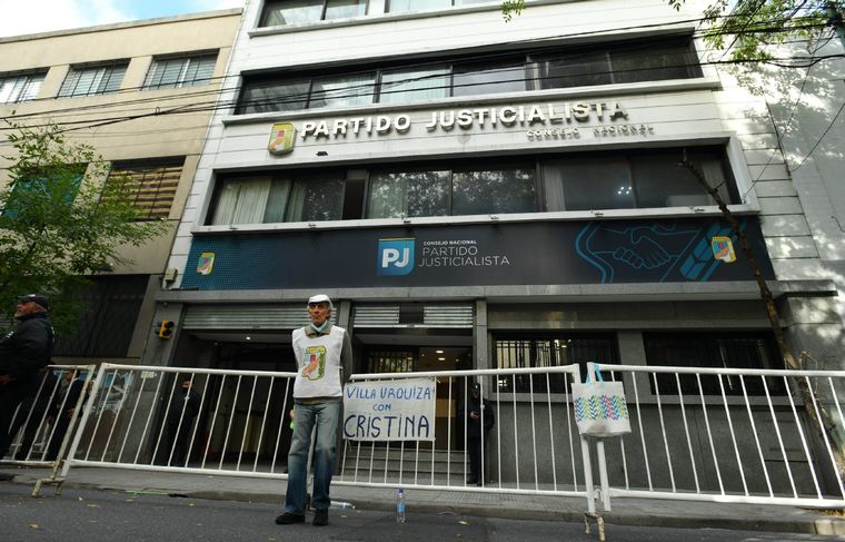 Han llevado al pueblo a ser una figura del público que elige lo que le venden por las redes sociales y la televisión. Foto: Noticias Argentinas