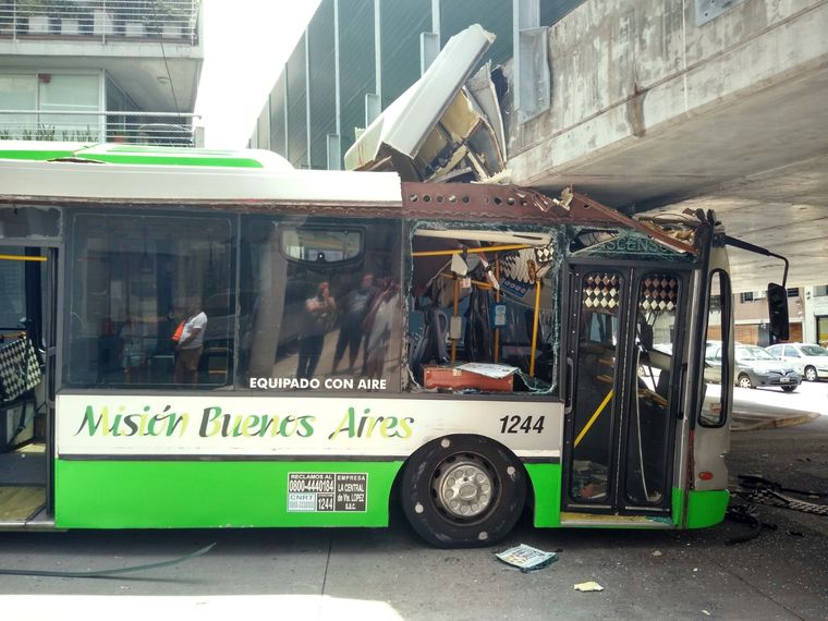 Palazo El micro venía rápido y el impacto hizo que los pasajeros volaran dentro de la unidad. Imagen: @CarlitaForte
