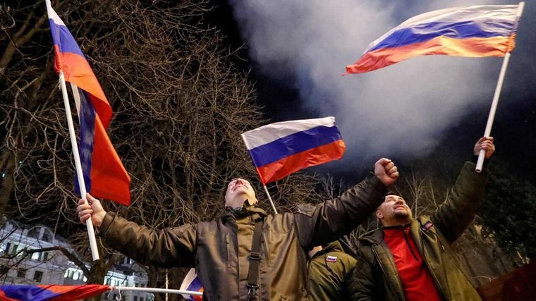 En Donetsk, activistas prorrusos celebran la decisión de Putin. Foto: Reuters
