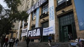 Las autoridades de la UBA informaron que se decretó duelo institucional y se reforzarán las acciones de acompañamiento en materia de salud mental para la comunidad educativa. Las autoridades de la UBA informaron que se decretó duelo institucional y se reforzarán las acciones de acompañamiento en materia de salud mental para la comunidad educativa.