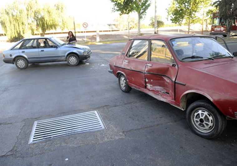 Así quedaron los autos después del accidente. Foto: Nacho Gaffuri / MDZ