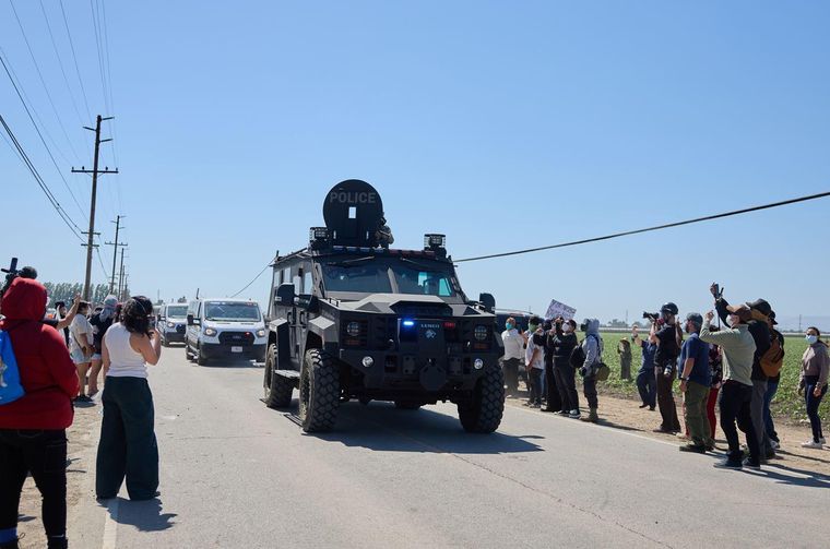 Las autoridades empelaron vehículos pesados y camionetas en el operativo.