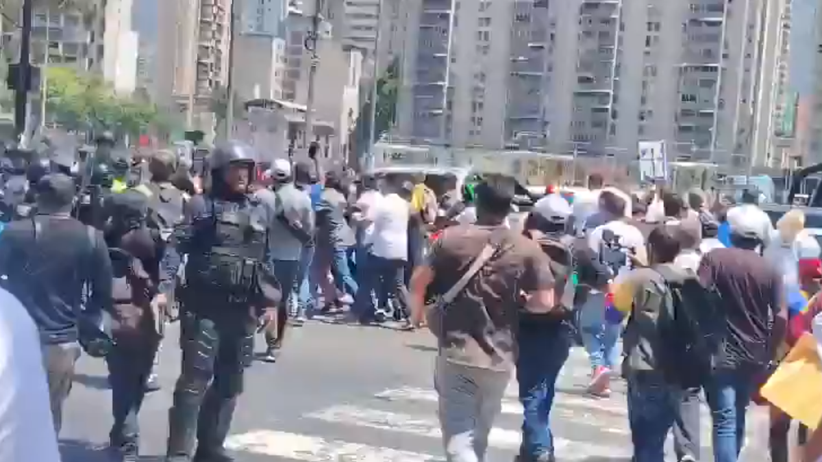 Tensión en Venezuela: la policía frenó con gases una marcha hacia el Palacio de Miraflores