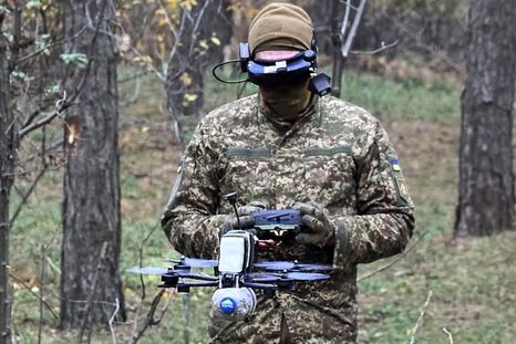 Los drones de Ucrania y de Rusia golpean profundo en las líneas enemigas. Foto Efe