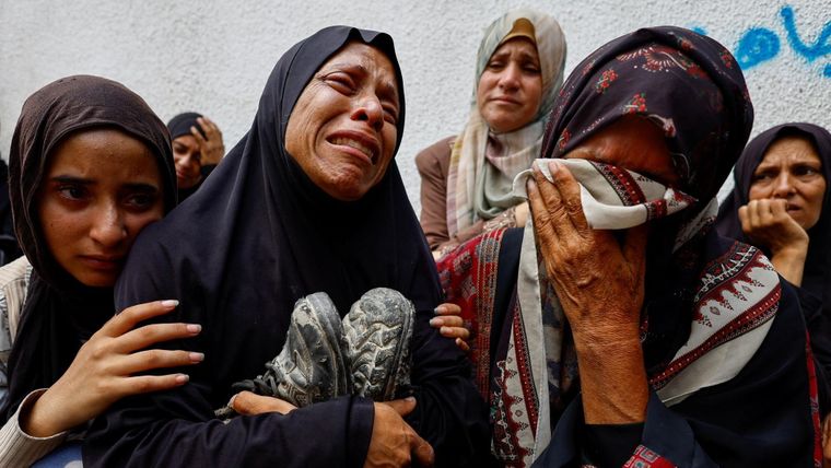 La madre de un adolescente palestino asesinado por fuego israelí llora durante su funeral en un hospital de la ciudad de Gaza en agosto.
