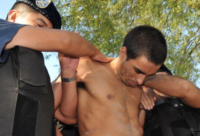 Fabián Cedrón saliendo de la comisaría Sexta. Foto archivo. Gerardo Gómez /MDZ