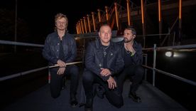 Catupecu Machu tuvo un importante gesto con Juan Cruz Yacopini, en el escenario del Wine Rock Sessions. Catupecu Machu tuvo un importante gesto con Juan Cruz Yacopini, en el escenario del Wine Rock Sessions.