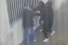 Los ladrones acorralaron a la víctima para robarle el auto en Lanús. Los ladrones acorralaron a la víctima para robarle el auto en Lanús.